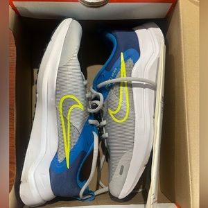Boys 4.5 Nike Downshifters